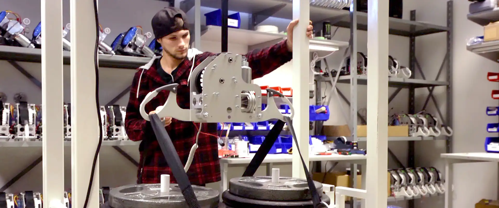 Worker manufacturing ceiling lifts in Magog facility